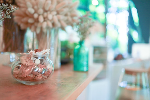 Décoration d'intérieur de maison fleurs séchées dans un vase en verre dans la décoration de salon décoration de table en bois brun rustique intérieur de café de restaurant