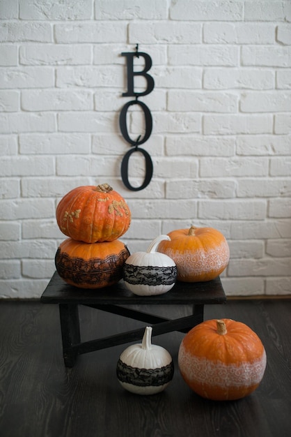 Décoration intérieure en automne dans le style d'Halloween avec l'inscription boo