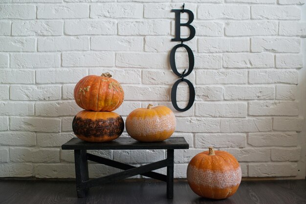 Décoration intérieure en automne dans le style d'Halloween avec l'inscription boo