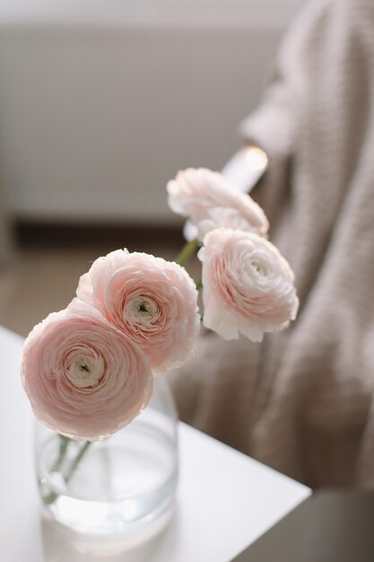 décoration intérieure avec un bouquet de fleurs fraîches dans un vase sur table