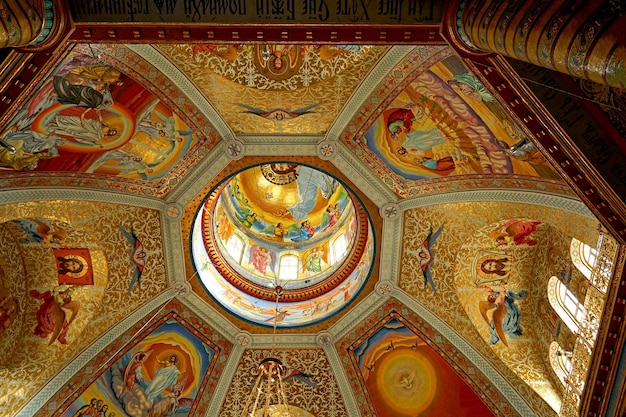 Décoration intérieure de la cathédrale de la Pochaev Lavra