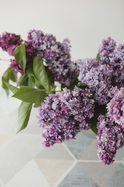 Décoration intérieure maison bouquet de lilas dans un vase sur table