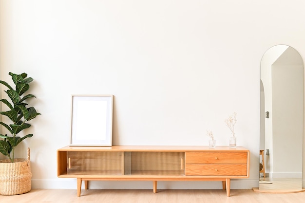 Décoration intérieure de salon minimal de fond de mur de couleur blanche avec un meuble TV