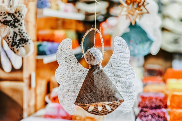 Décoration de jouets Angel sur le marché de Noël à Riga en Lettonie en hiver.