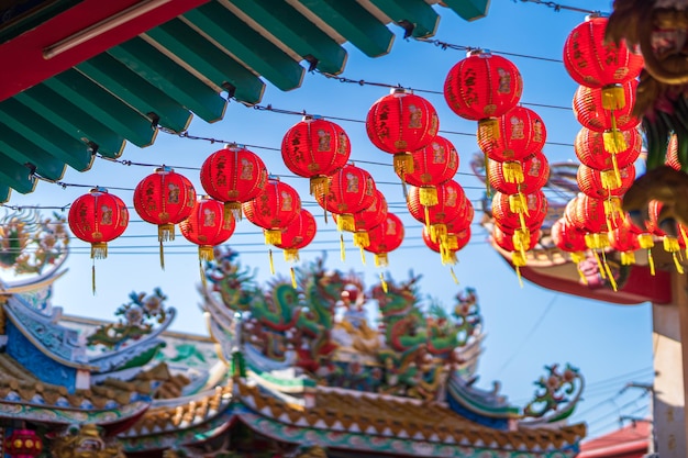 Décoration de lanterne rouge pour le festival du Nouvel An chinois au sanctuaire chinois Art chinois ancien avec l'alphabet chinois Bénédictions écrites dessus Est un compliment de bénédiction FortuneEst un lieu public Thaïlande