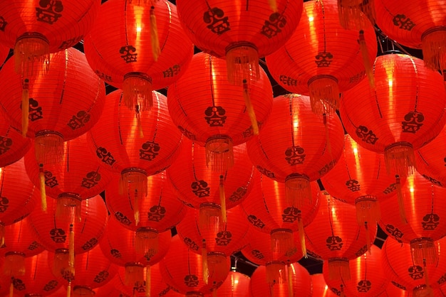 Décoration de lanternes chinoises rouges dans le jardin