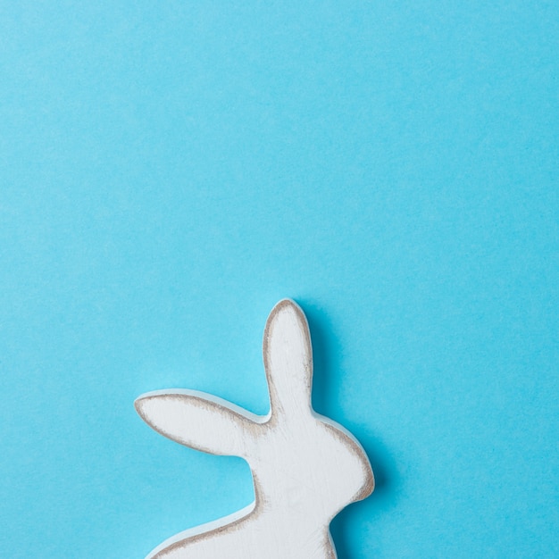 Décoration de lapin de Pâques sur bleu.