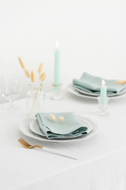 Décoration de linge de table avec des serviettes en lin vert