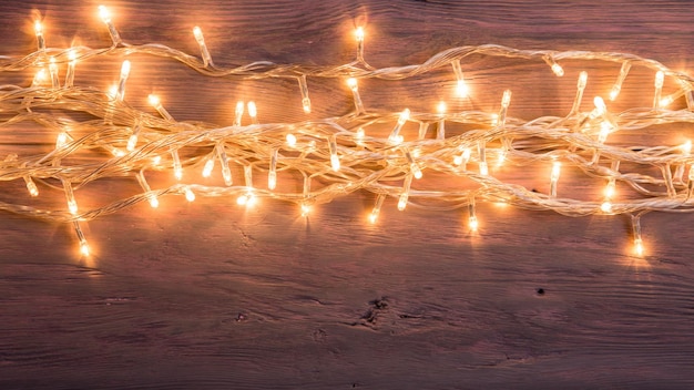 Décoration de lumières de fête Fond en bois avec guirlande de lumières de Noël