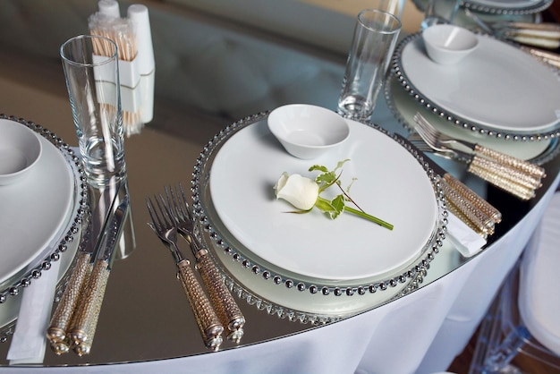 Photo décoration de luxe avec un ensemble d'une table miroir avec des roses