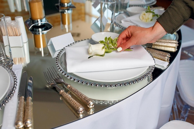 Photo décoration de luxe avec un ensemble d'une table miroir avec des roses