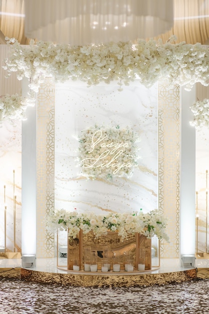 Décoration de luxe sur table de mariage dans un balai de restaurant et table de mariée avec des fleurs naturelles
