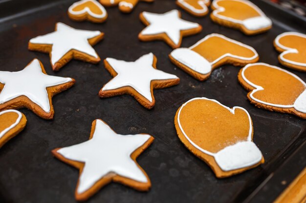 Décoration à la main de biscuits de pain d'épice festifs sous forme d'étoiles flocons de neige chaussettes de personnes mitaines de personnel coeurs d'arbres de Noël pour la préparation des vacances de Noël et du nouvel an pour les vacances