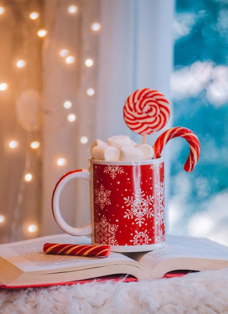 Décoration de la maison du Nouvel An avec verre, arbre de Noël, cônes et plantes pour carte de voeux du Nouvel An