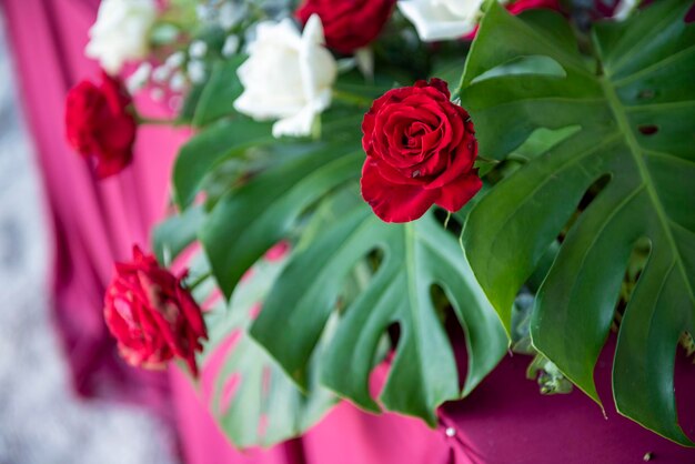 Décoration de mariage blanche et fleur de rose