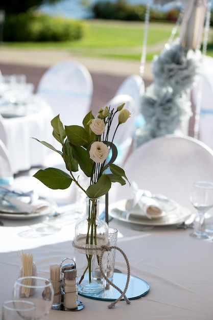 Décoration de mariage en bleu blanc dans un thème nautique