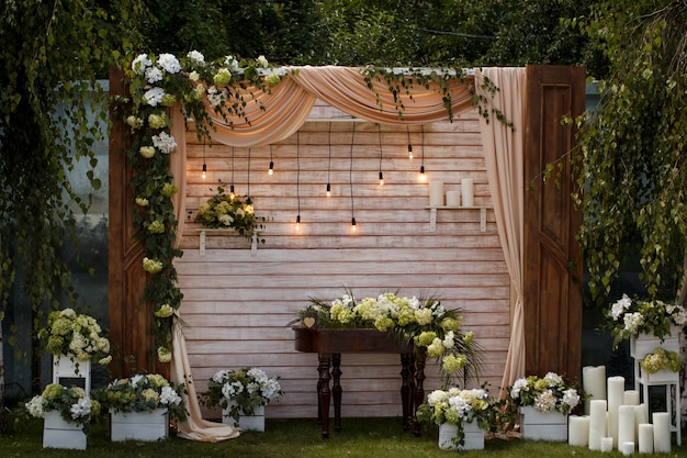 Décoration de mariage en bois vintage pour cérémonie de mariage avec des feuilles vertes et des fleurs