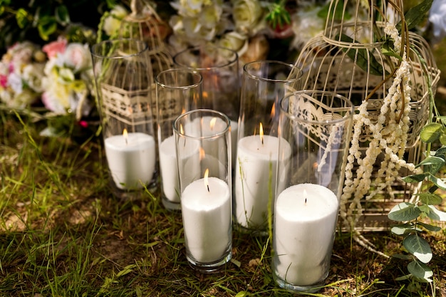 Décoration de mariage. Cérémonie solennelle Mariage en nature. Bougies dans des pots décorés. Tout juste marié.