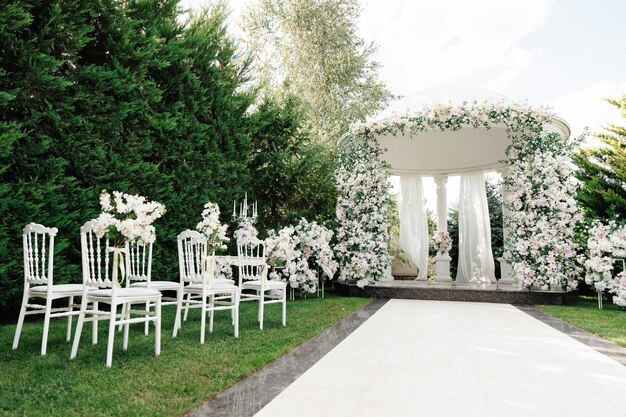 Décoration de mariage dans la forêt