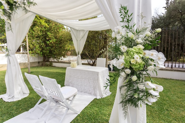 Décoration de mariage dans le jardin.