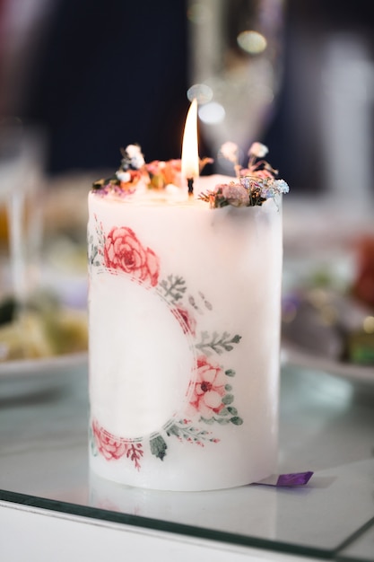 Décoration De Mariage Dans Le Style Blanc Et Or Avec Dentelle De Cristaux Et Fleurs