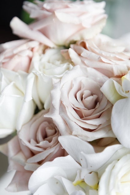 Décoration de mariage sur la décoration de table. Un bouquet de fleurs blanches, une composition avec des bougies.