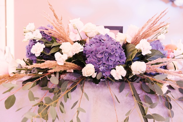 Décoration de mariage détails arrangements floraux avec hortensia