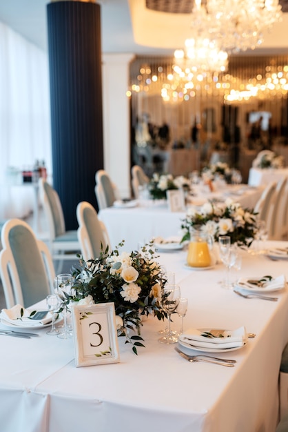 Décoration de mariage avec des fleurs et des éléments naturels