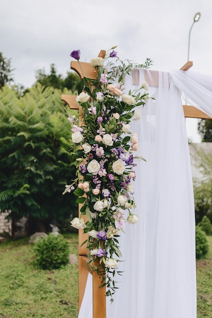 Décoration de mariage, fleurs et motifs floraux à la cérémonie