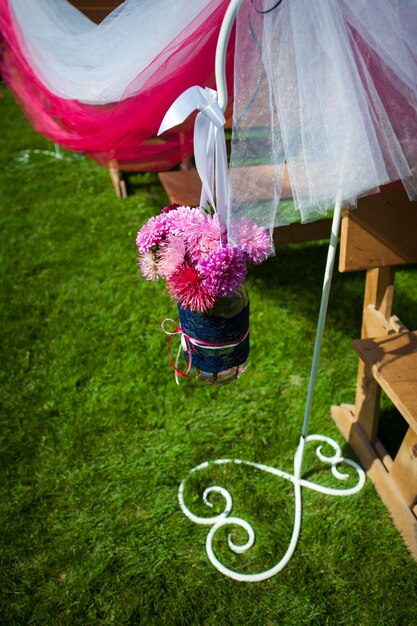 Décoration de mariage de fleurs sur une pelouse verte