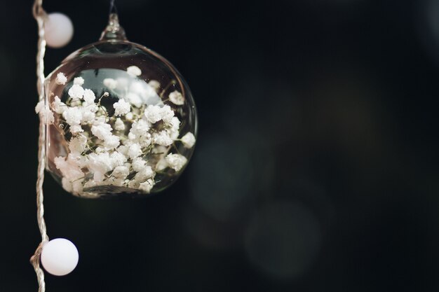 Décoration de mariage floral dans une boule de verre.