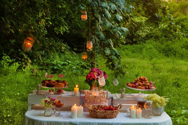 Décoration de mariage en forêt avec cérémonie de mariage