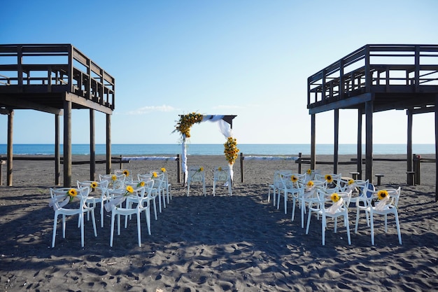 Décoration de mariage sur la plage le matin