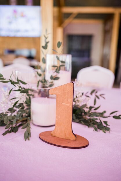 Décoration de mariage sur la table du restaurant