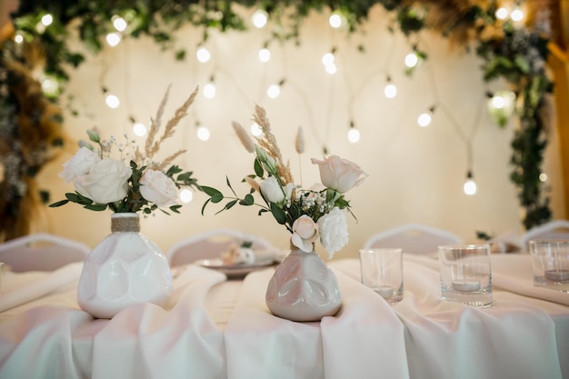 Décoration de mariage sur la table du restaurant