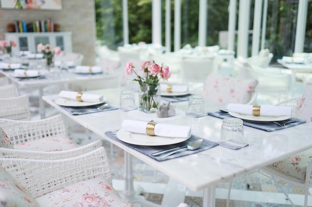 La décoration de mariage Tables dressées pour un événement, une fête ou une réception de mariage table élégante de luxe dîner dans un restaurant verres et vaisselle salle pour banquets et mariages