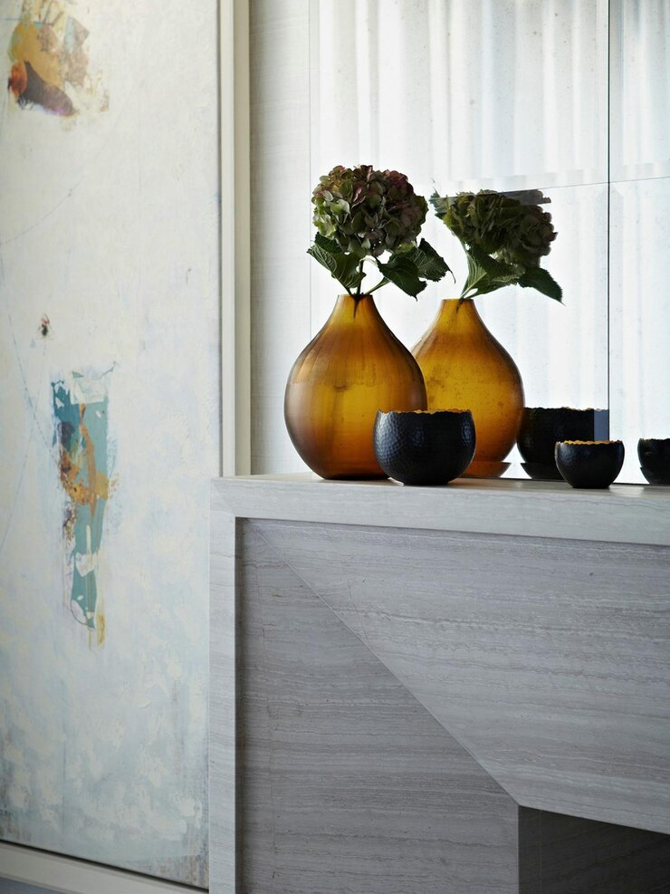 Décoration moderne de la maison avec des vases d'ambre