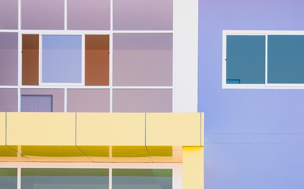 Photo décoration murale de fenêtre de verre avec carreaux de toiture jaune d'un bâtiment moderne