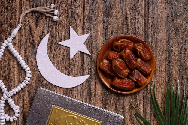 Décoration musulmane sur fond en bois, concept ramadan kareem.