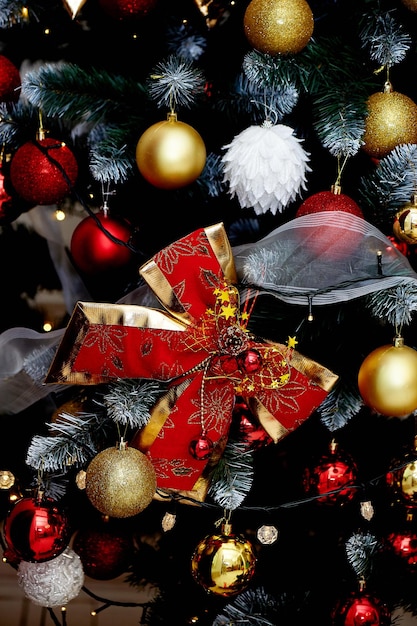 Décoration de Noël sur l'arc rouge du sapin de Noël La nouvelle année 2020