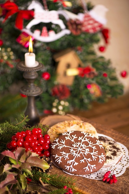 Décoration de Noël avec des biscuits sur un vieux fond de bois