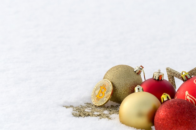 Décoration de Noël et bitcoin sur la neige