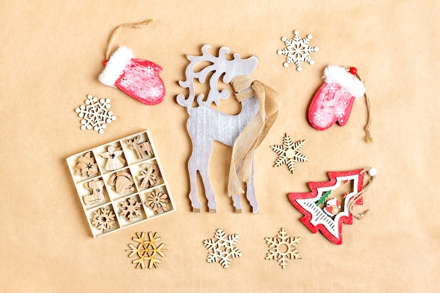 Photo décoration de noël en bois écologique sur fond de papier kraft