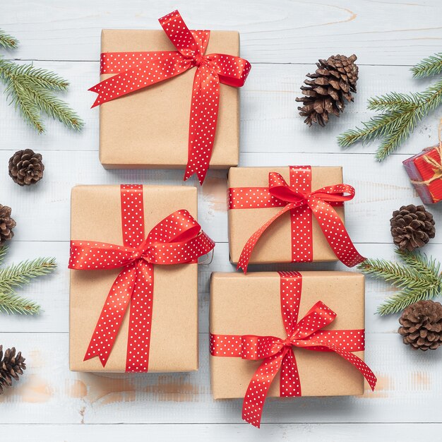 Décoration de Noël, boîte de cadeau et branches d&#39;arbres de pin sur fond en bois