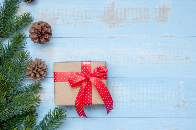 Décoration de Noël, boîte de cadeau et branches d&#39;arbres de pin sur fond en bois