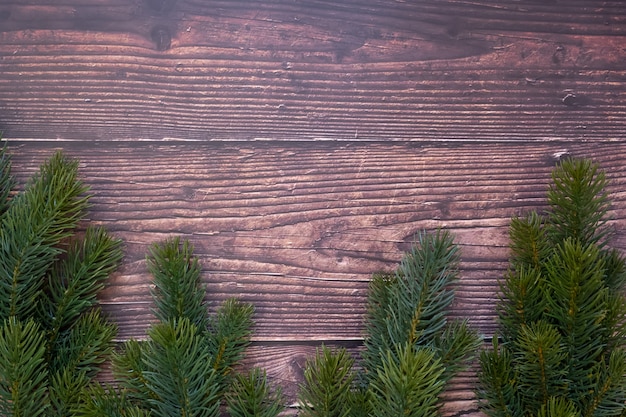 Décoration de Noël, boîte de cadeau et branches d&#39;arbres de pin sur fond en bois