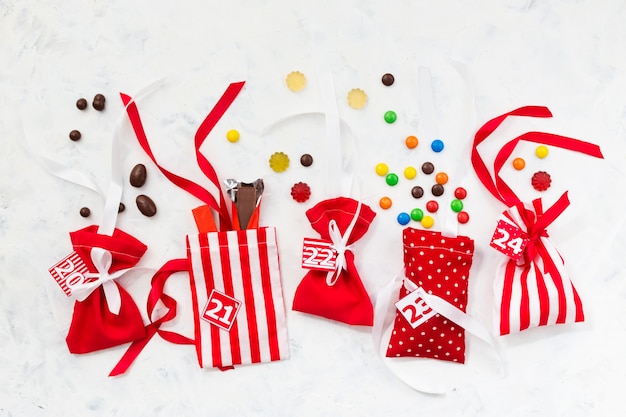 Décoration de Noël. Bonbons pour le calendrier de l'avent. Cadeaux sucrés pour les enfants