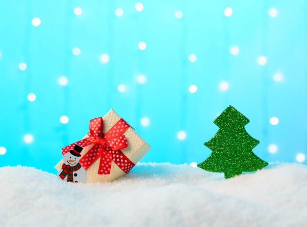 Décoration de Noël Bonhomme de neige et arbre dans la neige