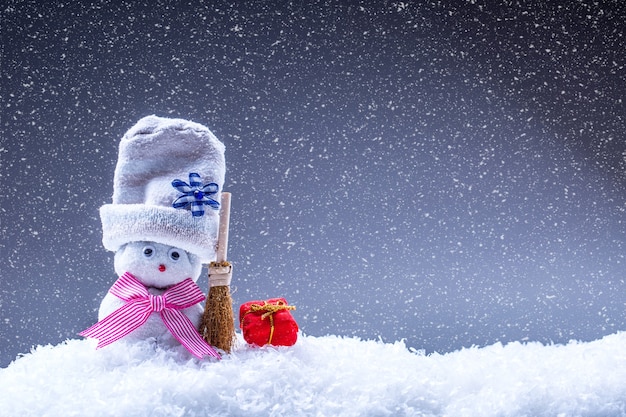 Décoration de Noël avec bonhomme de neige dans l'atmosphère de neige