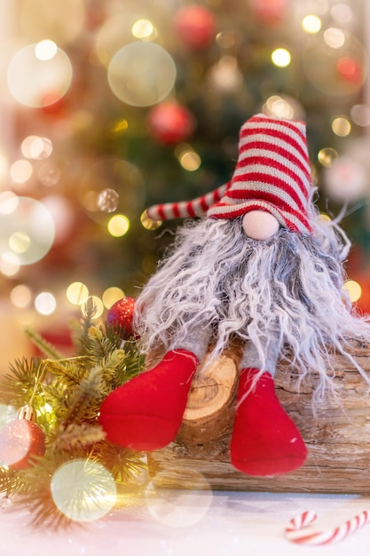 Décoration de Noël avec bonnet de Noel et jouet. Vacances de saison d'hiver avec fond clair bokeh.